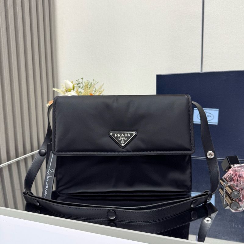 Borsa Prada Traveller medium in Re-Nylon imbottito-Black