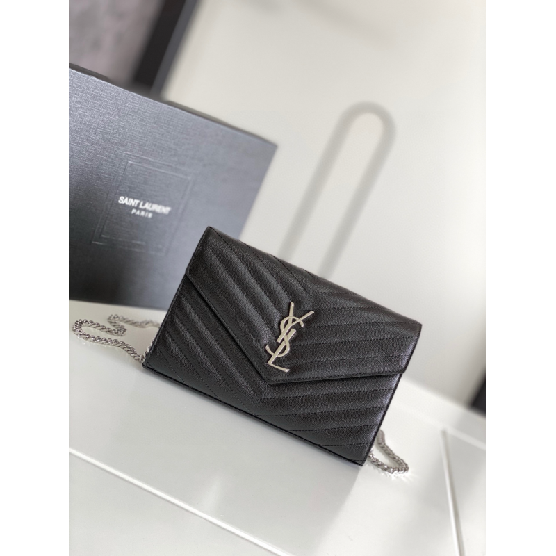 POCHETTE CON CATENA CASSANDRE CLASSICA IN PELLE GRAIN DE POUDRE