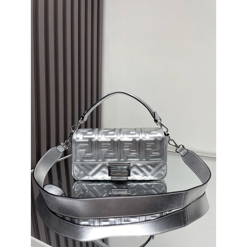 Borsa in pelle Fendi Silver Medium Bagutte