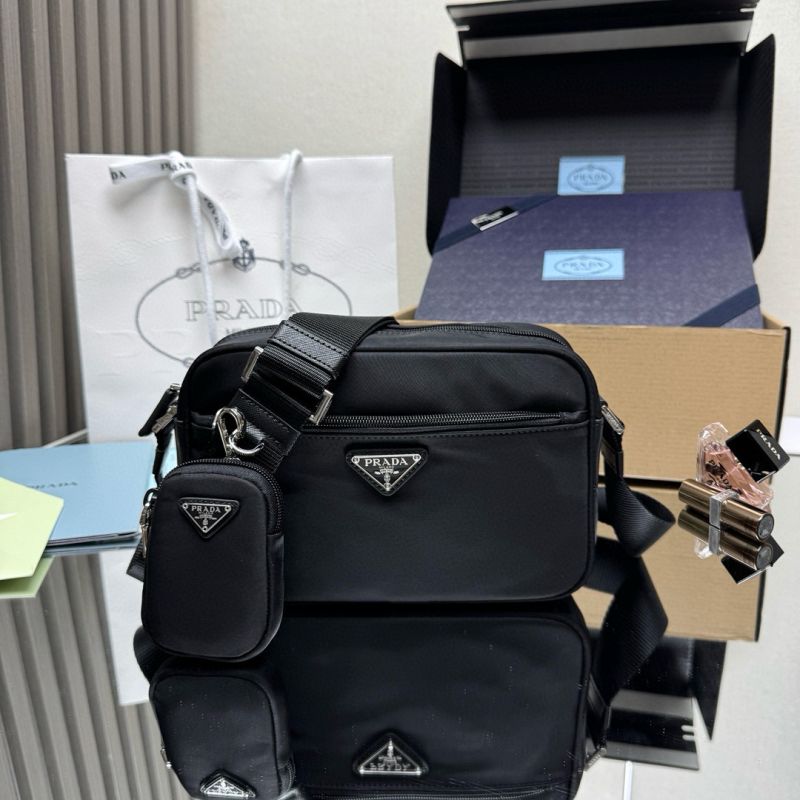 Borsa a tracolla in Re-Nylon