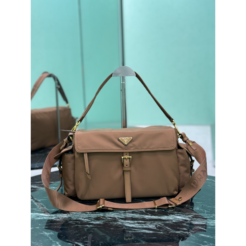 Borsa Prada Explore large in Re-Nylon con pattina-Brown